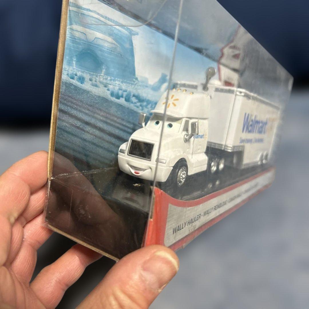 CARS カーズ　Wally Hauler Walmart ディズニーピクサー