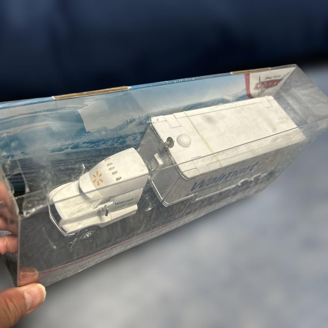 CARS カーズ　Wally Hauler Walmart ディズニーピクサー
