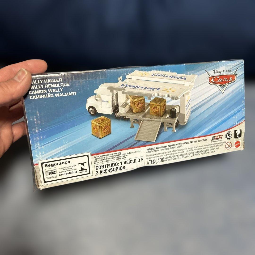 CARS カーズ　Wally Hauler Walmart ディズニーピクサー