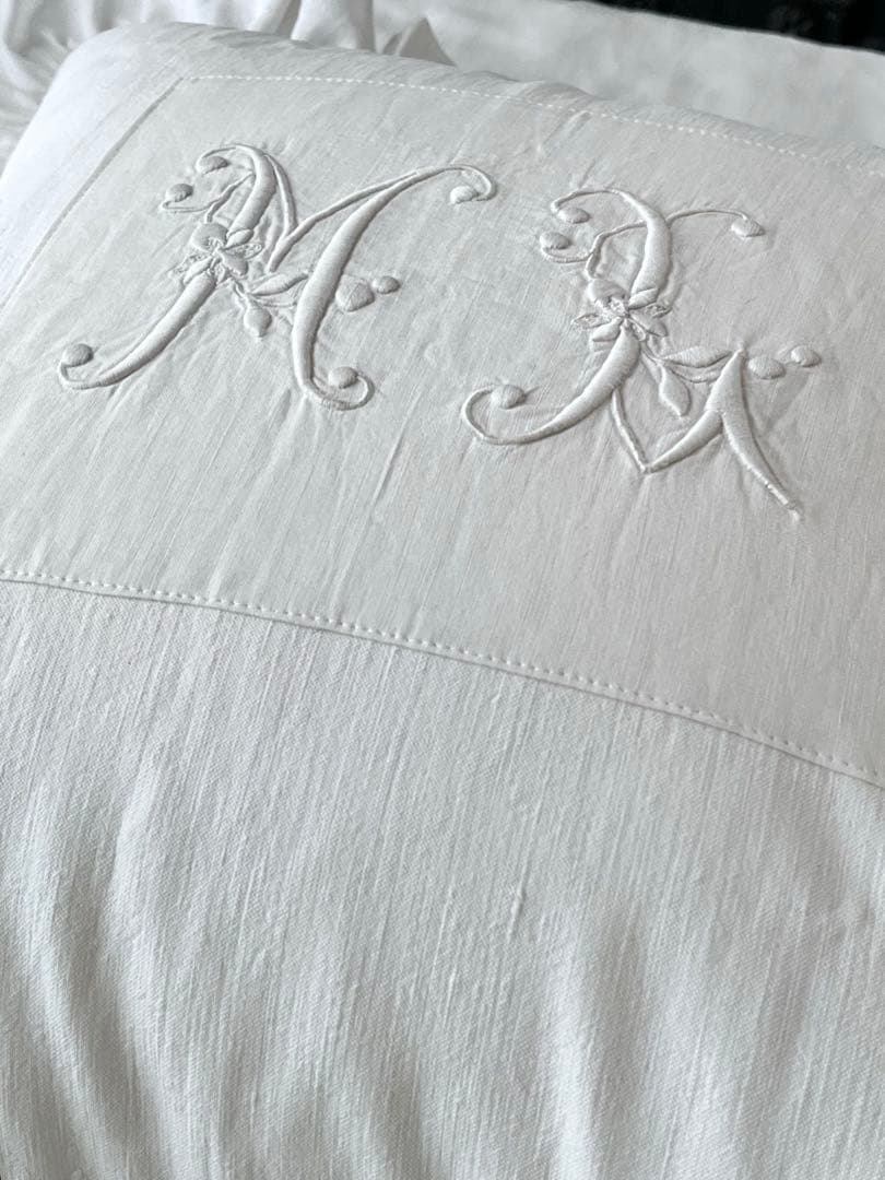 【美品】フランスアンティーク ML花文字手刺繍 フリルクッション[3370]