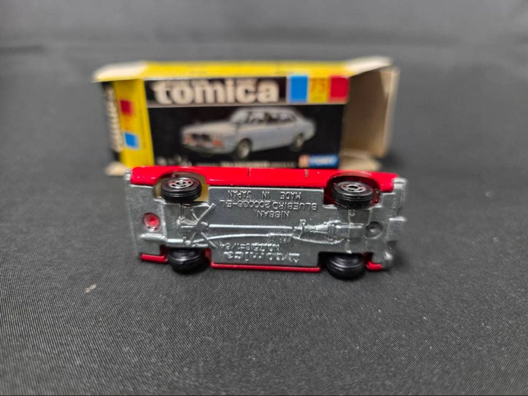 トミカ黒箱75ニッサンブルーバード(日本製)
