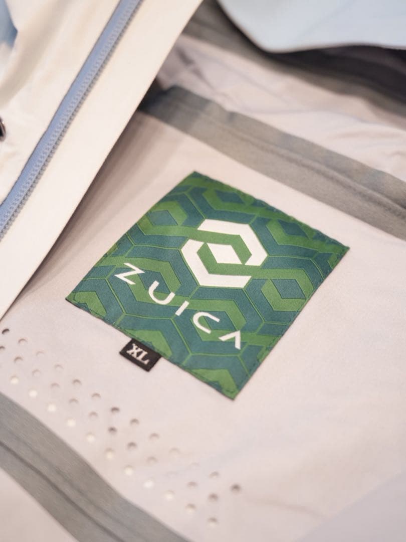 ZUICA スキーウェア上下　【新品】