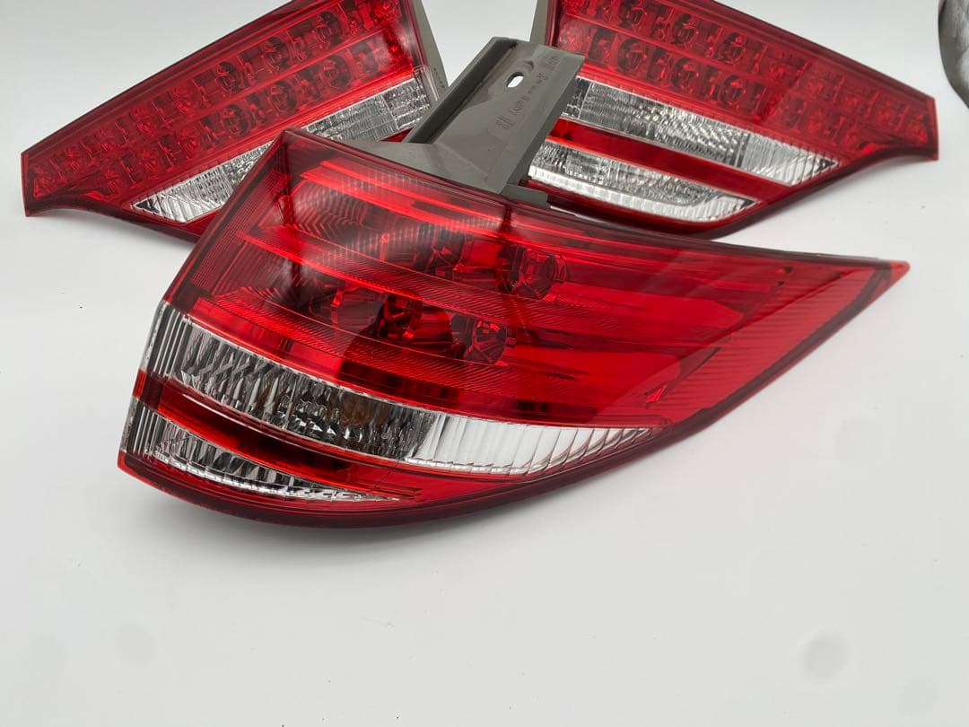 トヨタ エスティマ 50系 純正LEDテールランプ左右セットです。