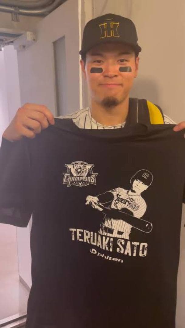 阪神タイガース2025　優勝記念RAKUシャツ　ファイテン　佐藤輝明選手　O寸