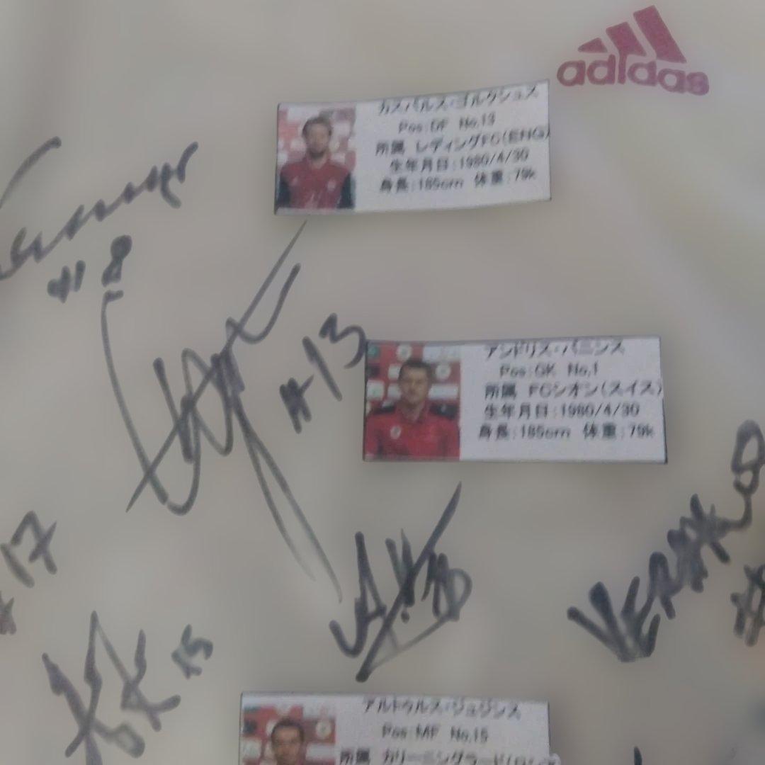 ラトビア代表 直筆サイン入練習着 サッカー選手12名サイン入