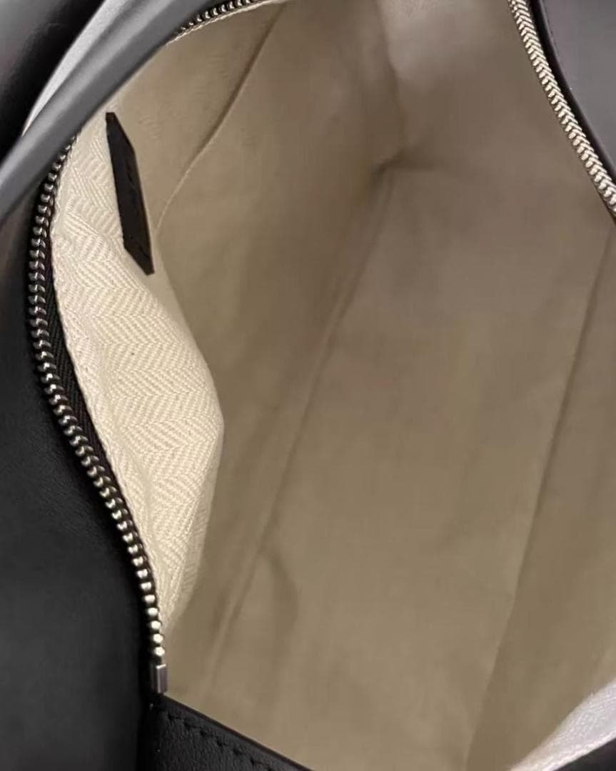 LOEWE 幾何学的デザインの黒いバッグ~~