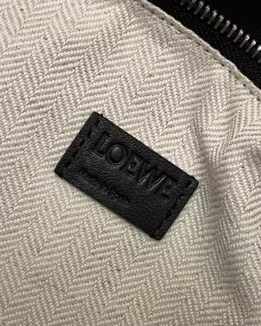LOEWE 幾何学的デザインの黒いバッグ~~