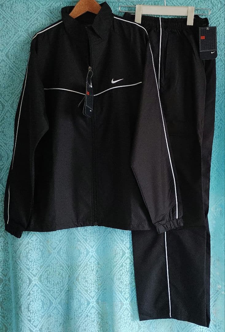 新品レディース Nike 上下セット上着 L サイズ 　パンツ M サイズ