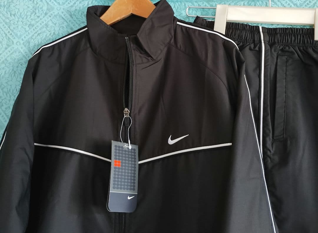 新品レディース Nike 上下セット上着 L サイズ 　パンツ M サイズ