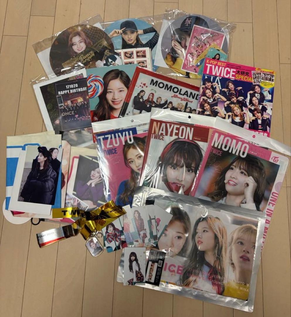 TWICE グッズ大量　まとめ売り　CD うちわ　トレカ　缶バッジ　ペンライト
