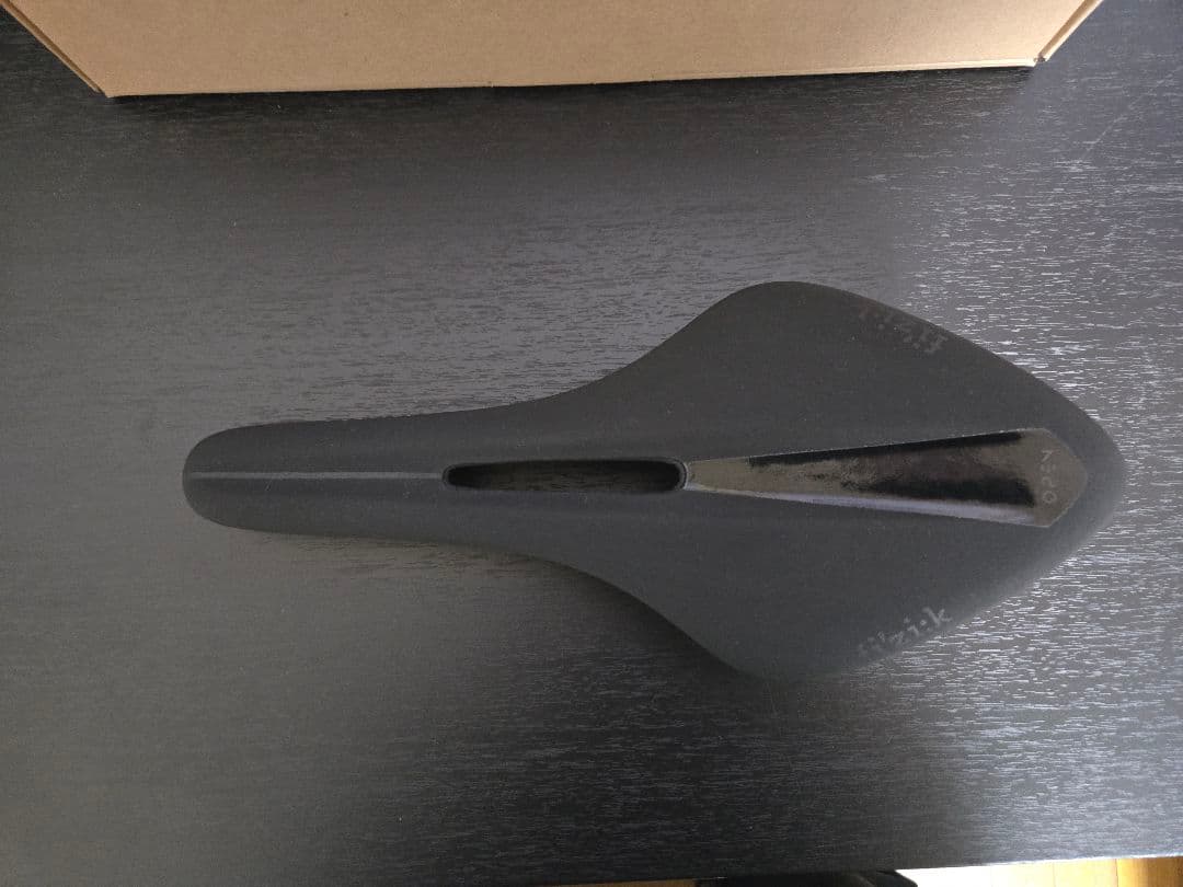 fi'zi:k ARIONE r1 open ブラックサドル
