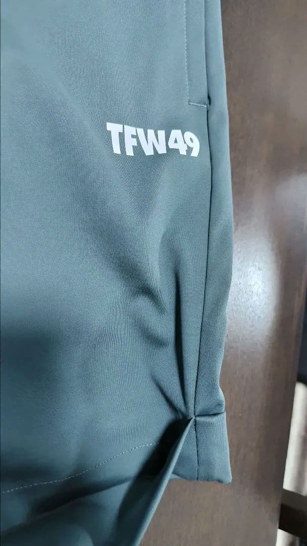 TFN49 グレー ショートパンツ