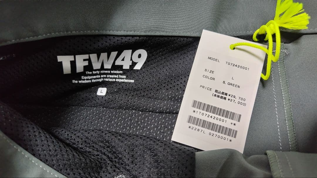 TFN49 グレー ショートパンツ