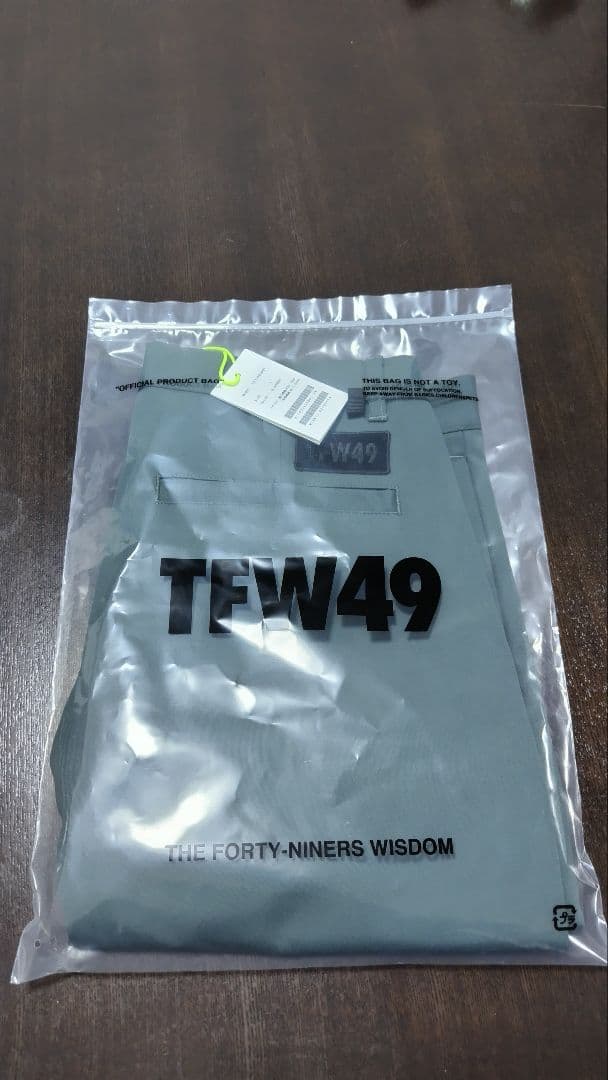 TFN49 グレー ショートパンツ