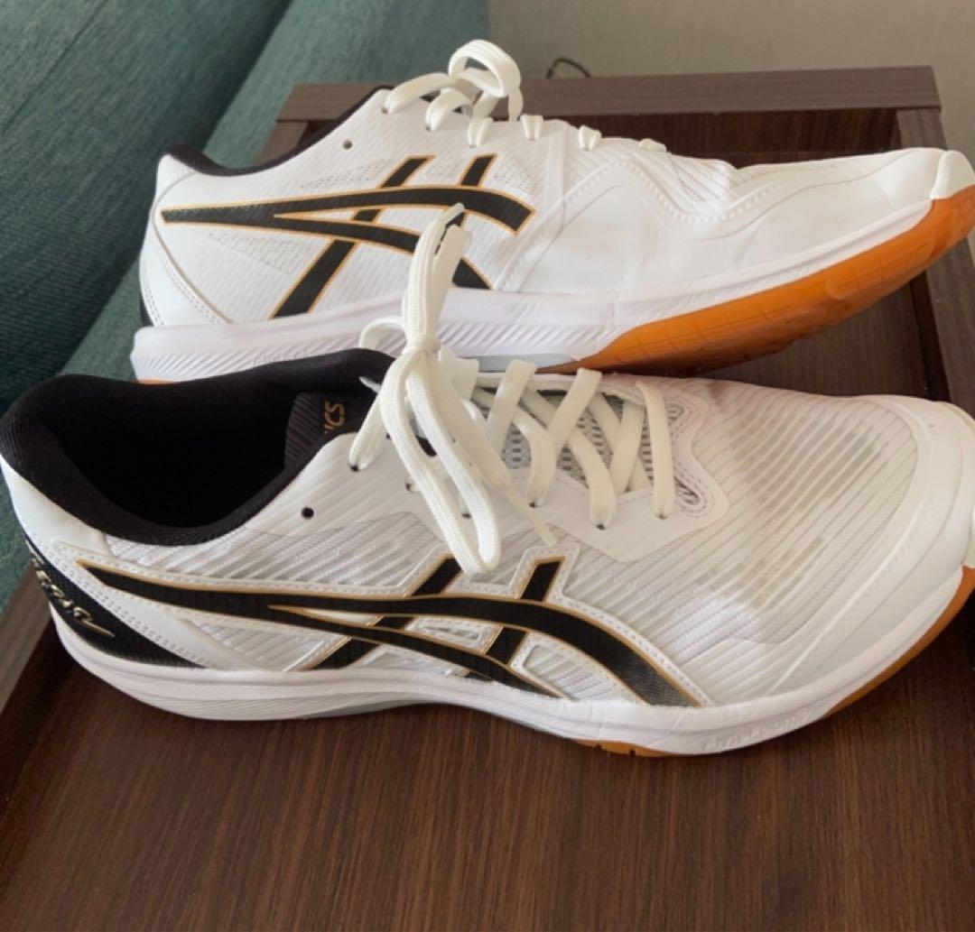 未使用ブランドASICSホワイト＆ブラック JAPANモデルバレーボールシューズ