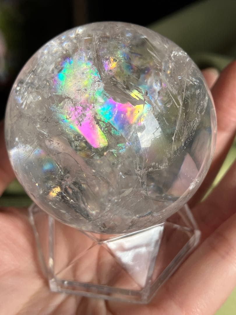 高品質ブラジル産　全方向に虹入り　水晶のスフィア　台座付き55.6mm 245g