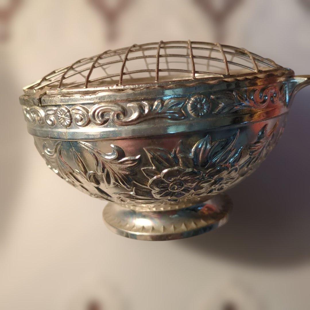 装飾的なシルバーの花器 グリッド付き