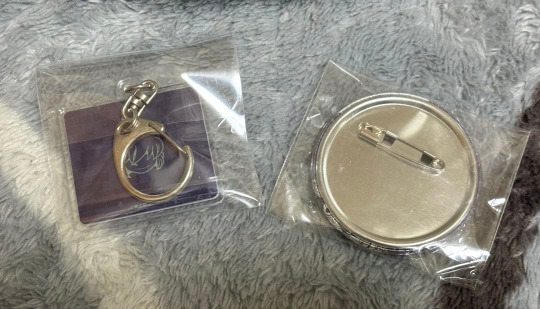 名探偵コナン 緋色の弾丸公開記念 アプリ限定缶バッジ、アクリルキーホルダー