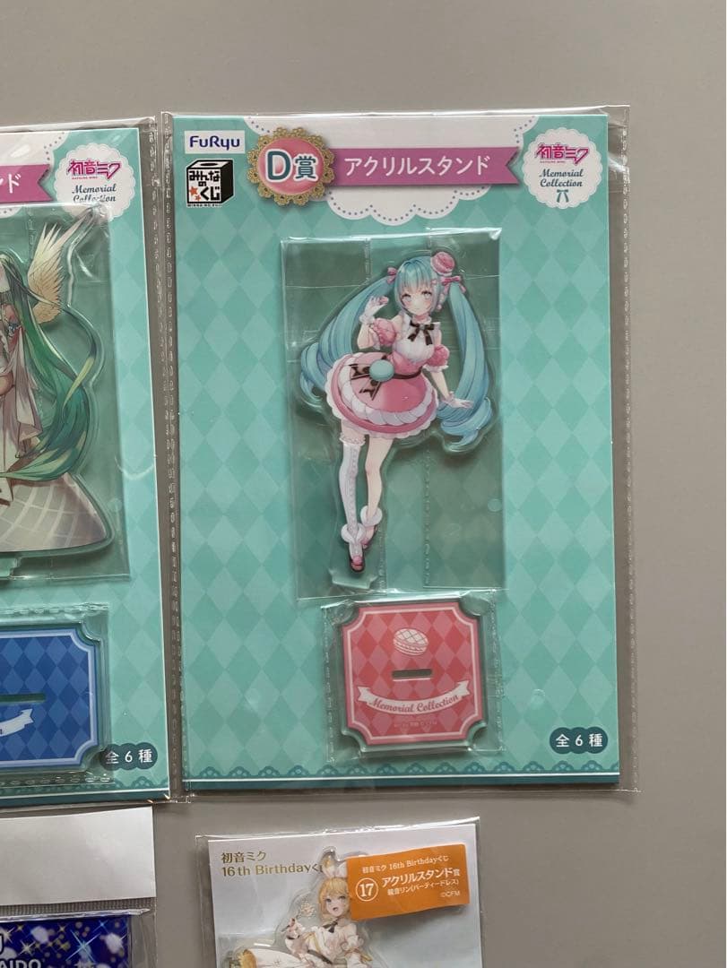 初音ミク 鏡音リン アクリルスタンドセット 7点　缶バッジ付き
