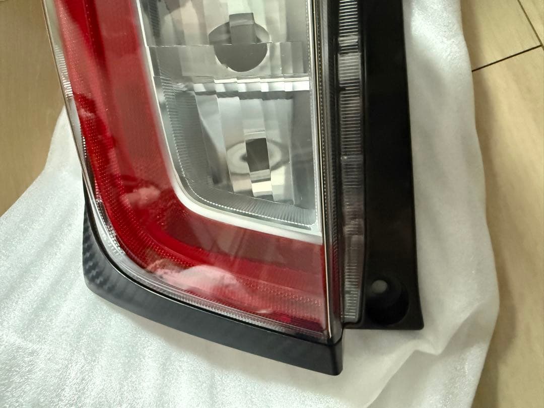 新品未使用ミライースDaihatsu テールライト 81561-B2410 左側