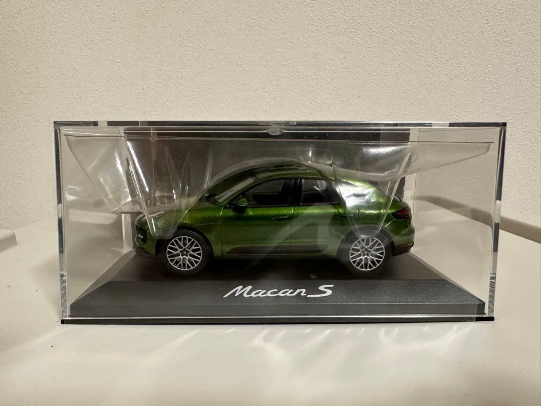 ポルシェ ミニチャンプス ポルシェ マカンS Macans 1/43