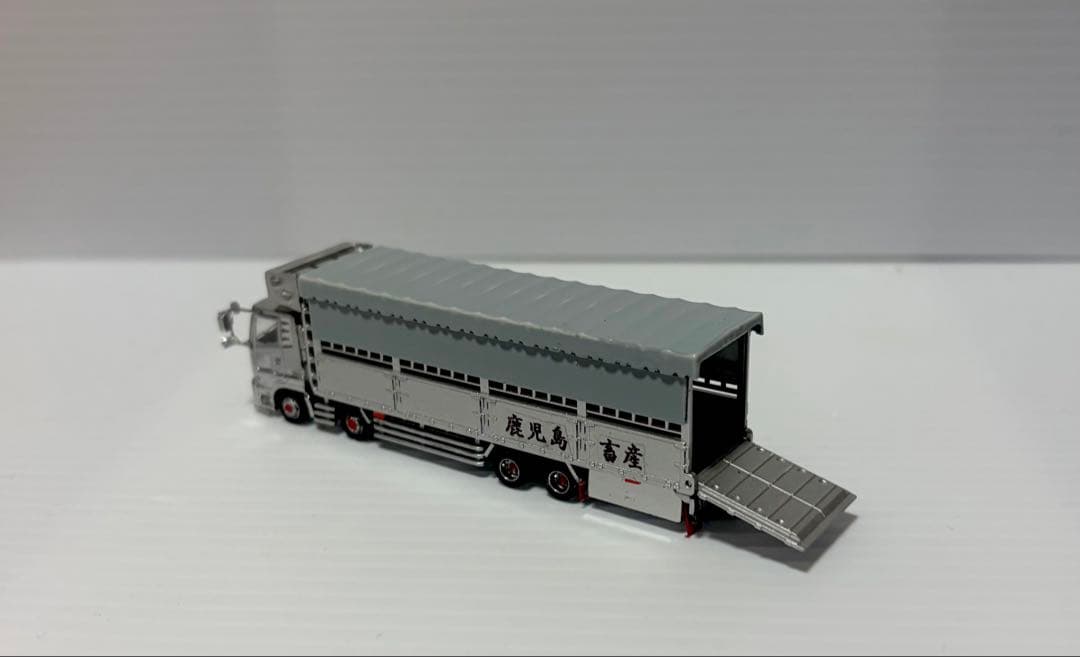 ＵＤトラックスクオン　４軸低床家畜運搬トラック　べこ車　トラックコレクション