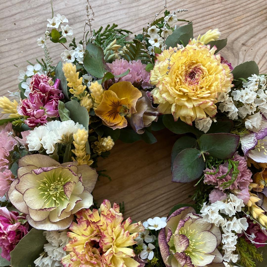 クリスマスローズとラナンキュラスの春のお花リース　ビオラ　ユキヤナギ　母の日