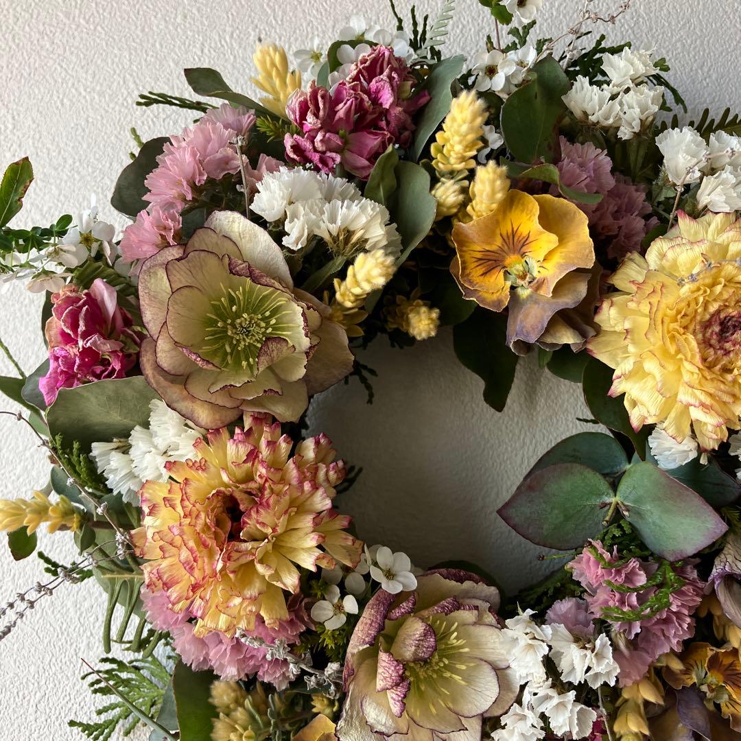 クリスマスローズとラナンキュラスの春のお花リース　ビオラ　ユキヤナギ　母の日