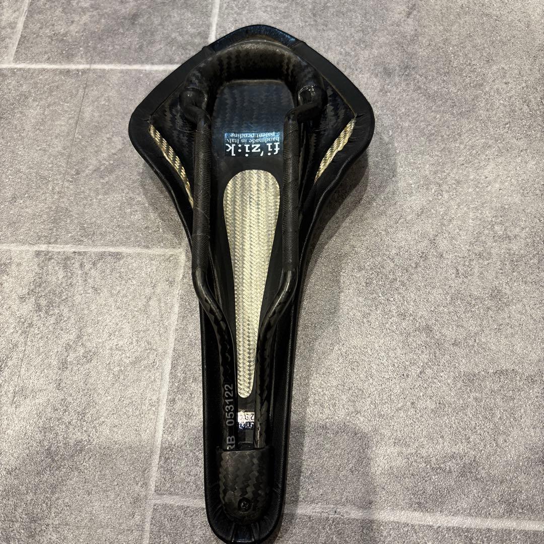 fi'zi:k フィジーク fizik アリオネ ARIONE カーボン
