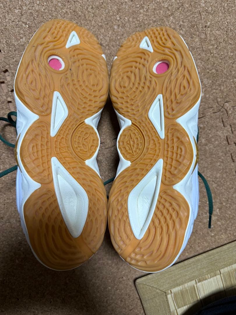 新品同様Mizuno ウエーブモーメンタム3