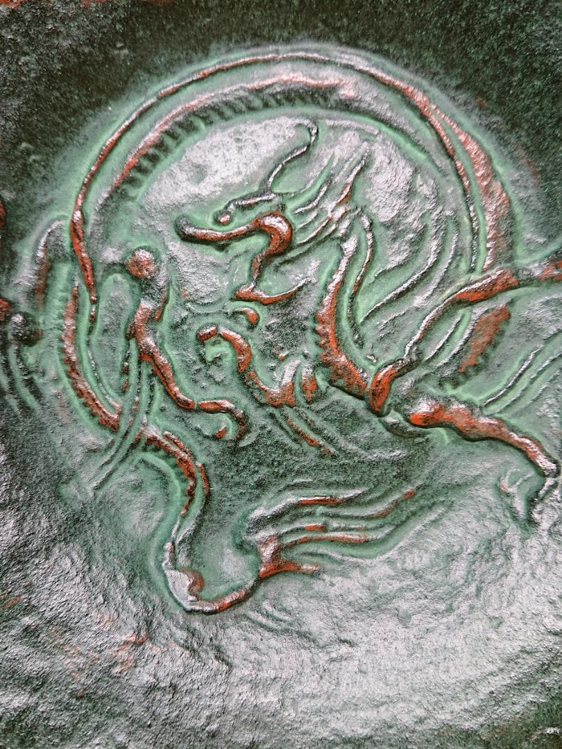 飾り皿　金属　龍　骨董　浮彫　置物　インテリア　工芸品　美術品　A2610