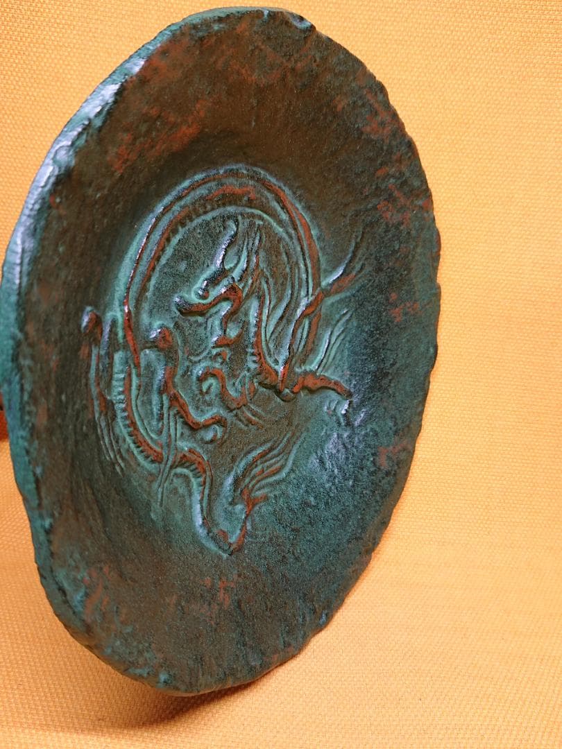 飾り皿　金属　龍　骨董　浮彫　置物　インテリア　工芸品　美術品　A2610