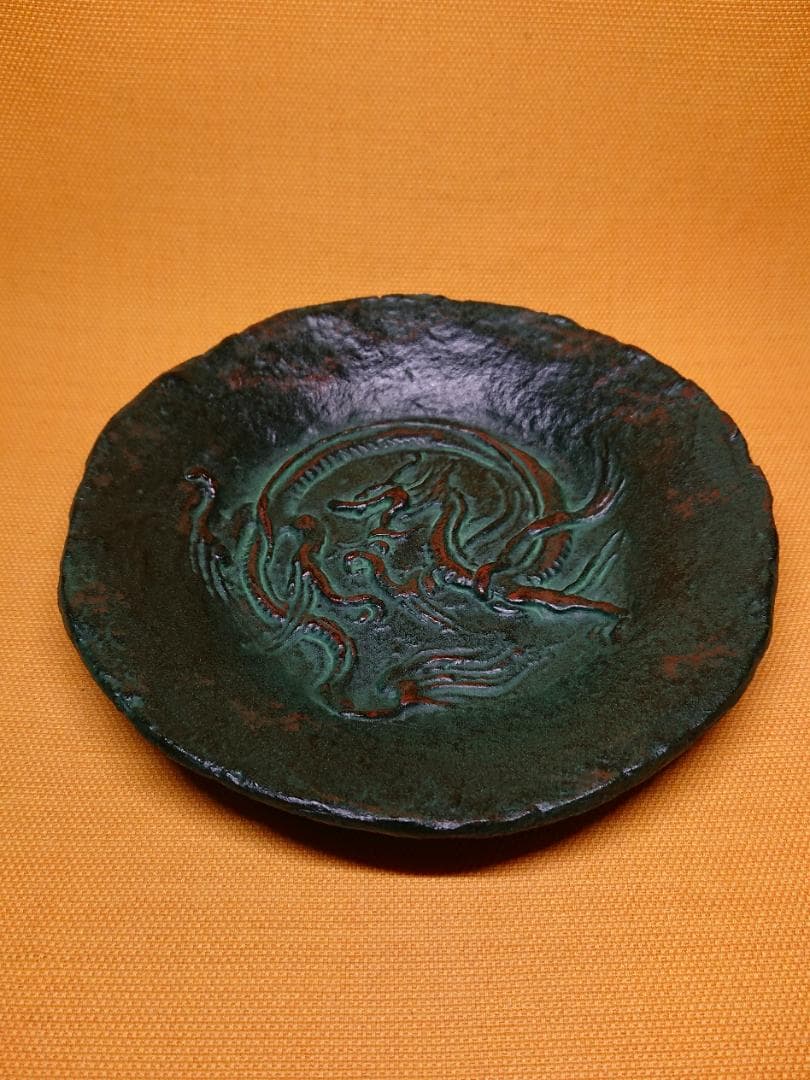 飾り皿　金属　龍　骨董　浮彫　置物　インテリア　工芸品　美術品　A2610