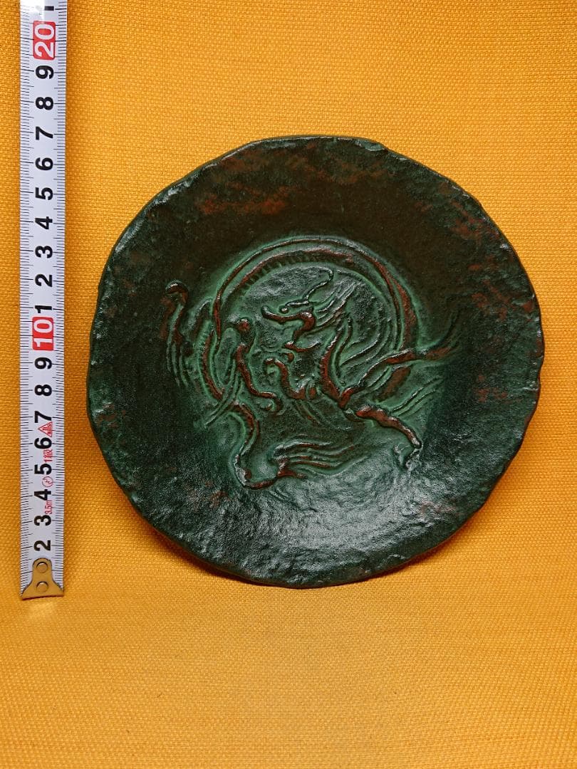 飾り皿　金属　龍　骨董　浮彫　置物　インテリア　工芸品　美術品　A2610