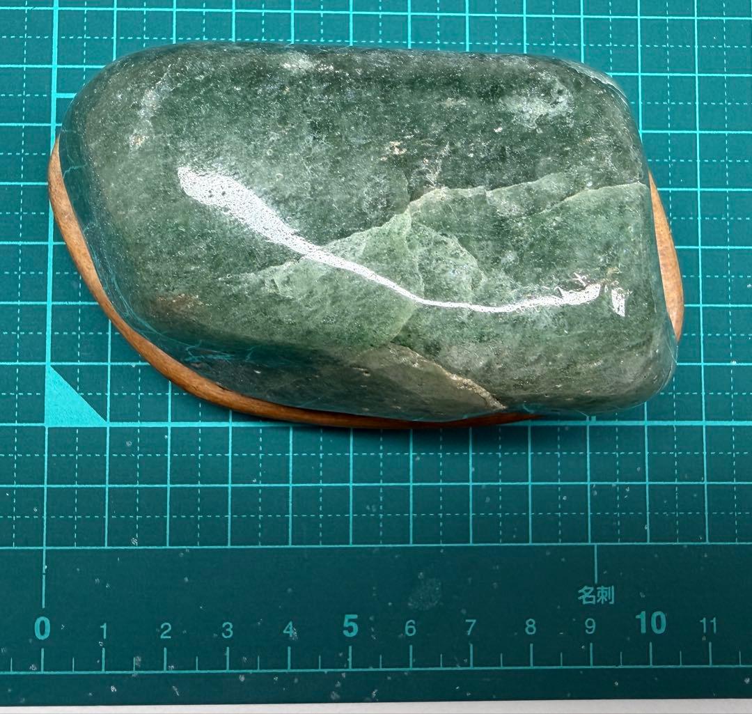 鑑賞石　アフリカ（コンゴ）ヒスイ（翡翠） 木製台座付き