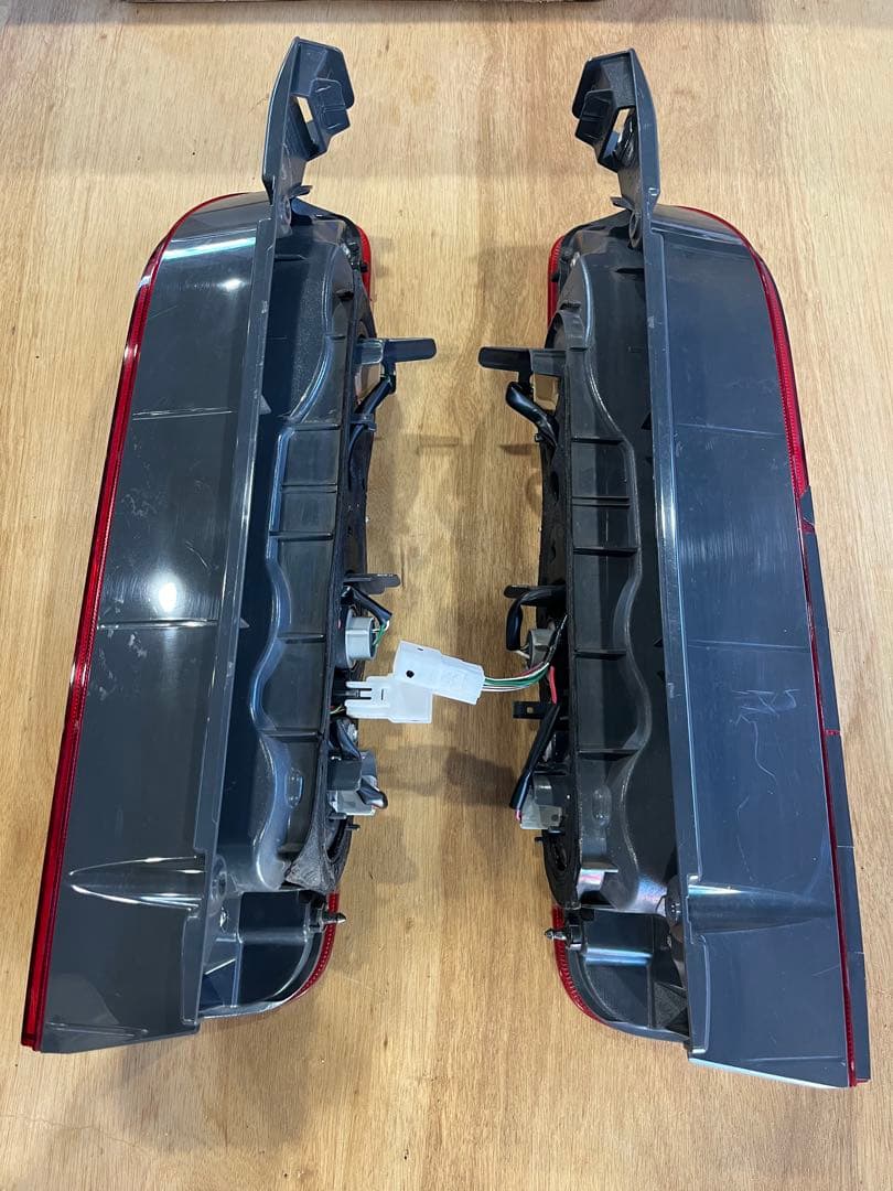 ハイエース テールランプ 純正 4型