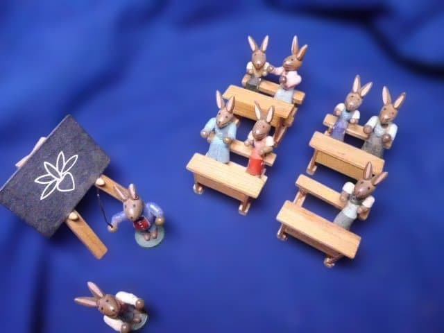ヴィンテージ・ドイツ　エルツ山地の木製のウサギの学校／バニースクールセットです