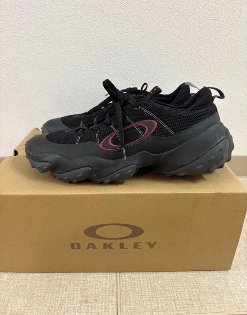 26cmOAKLEY ブラック レッド スニーカー
