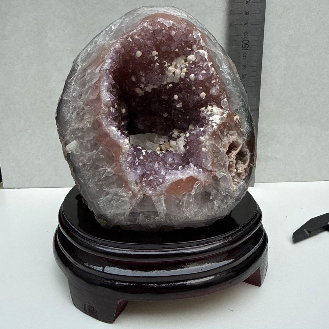 2kg 見どころ満載な ピンクアメジスト ドーム ジオード 天然石　台座付