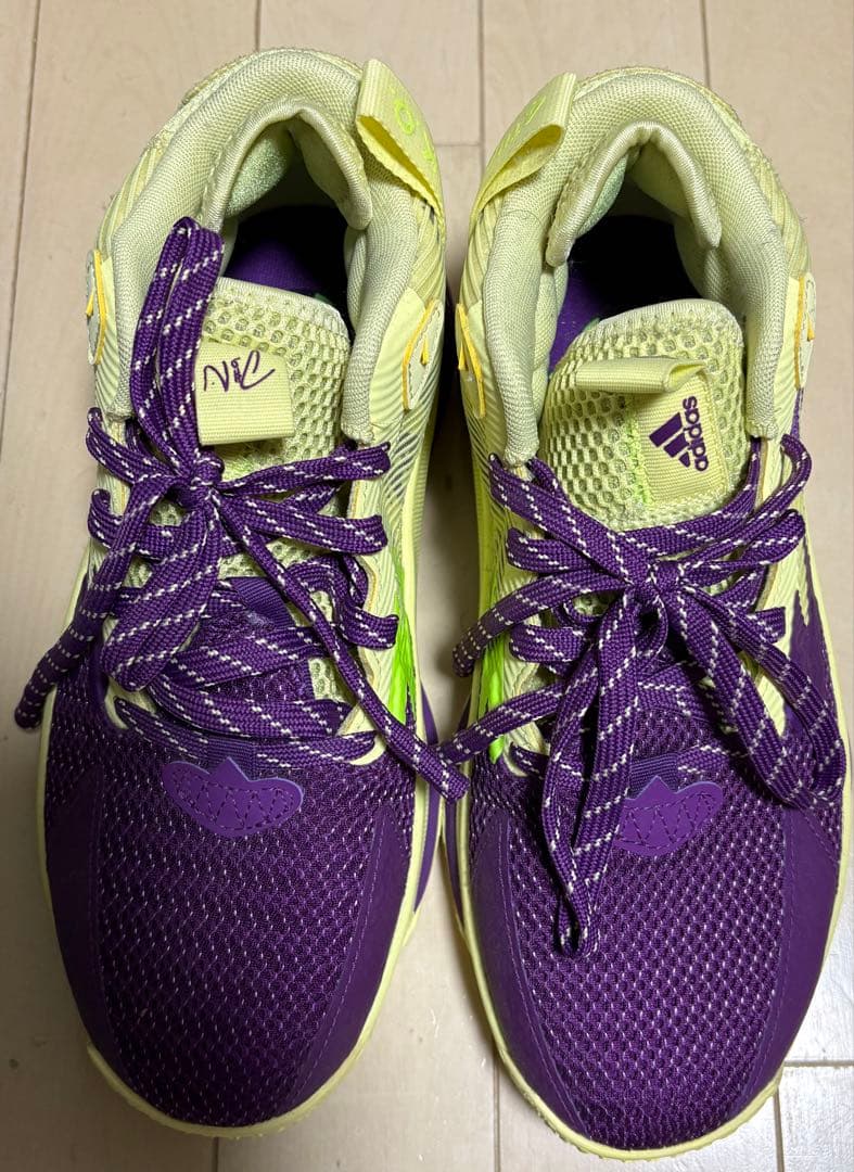 バッシュ　adidas Dame 8