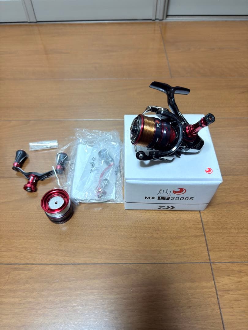 18月下美人MXLT2000Sダイワ スピニングリール 黒赤