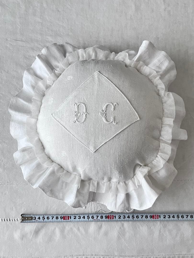 【美品】フランスアンティーク DC花文字刺繍 大きめフリル ラウンドクッション