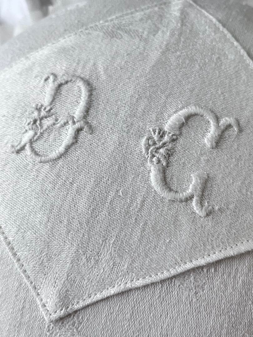 【美品】フランスアンティーク DC花文字刺繍 大きめフリル ラウンドクッション