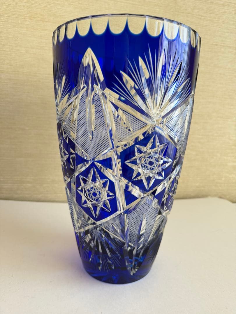 色被せ切子の大型花器（フラワーベース）