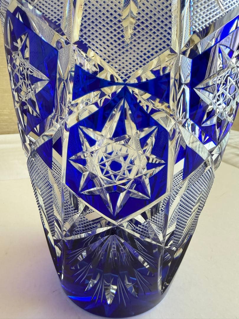 色被せ切子の大型花器（フラワーベース）