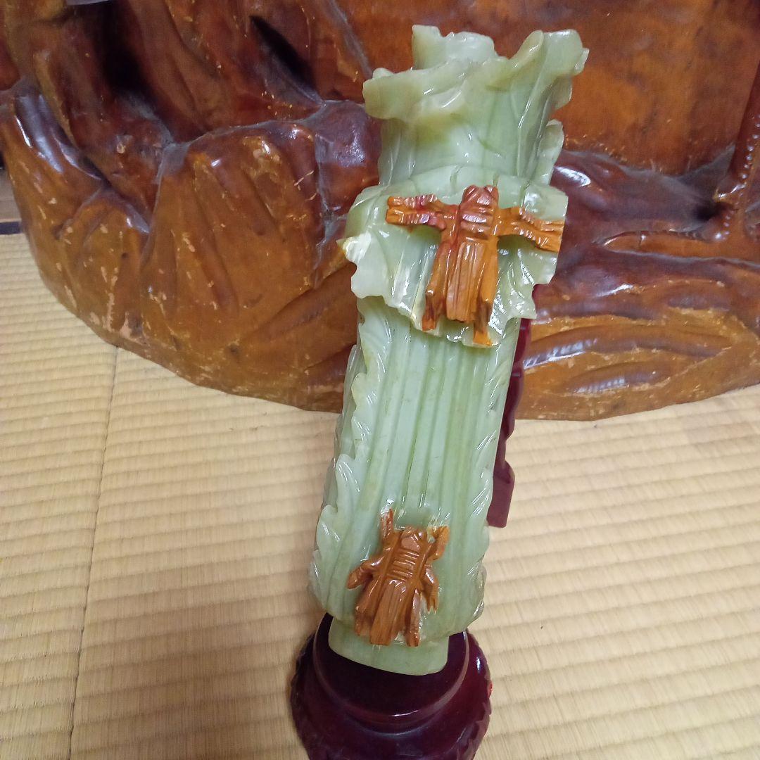 翡翠 白菜と昆虫の彫刻木製スタンド付き