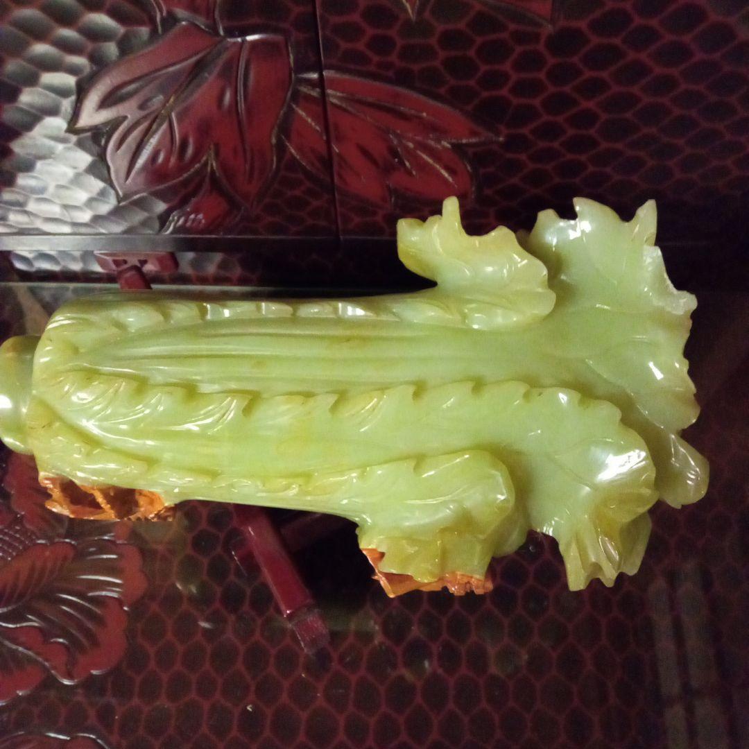 翡翠 白菜と昆虫の彫刻木製スタンド付き