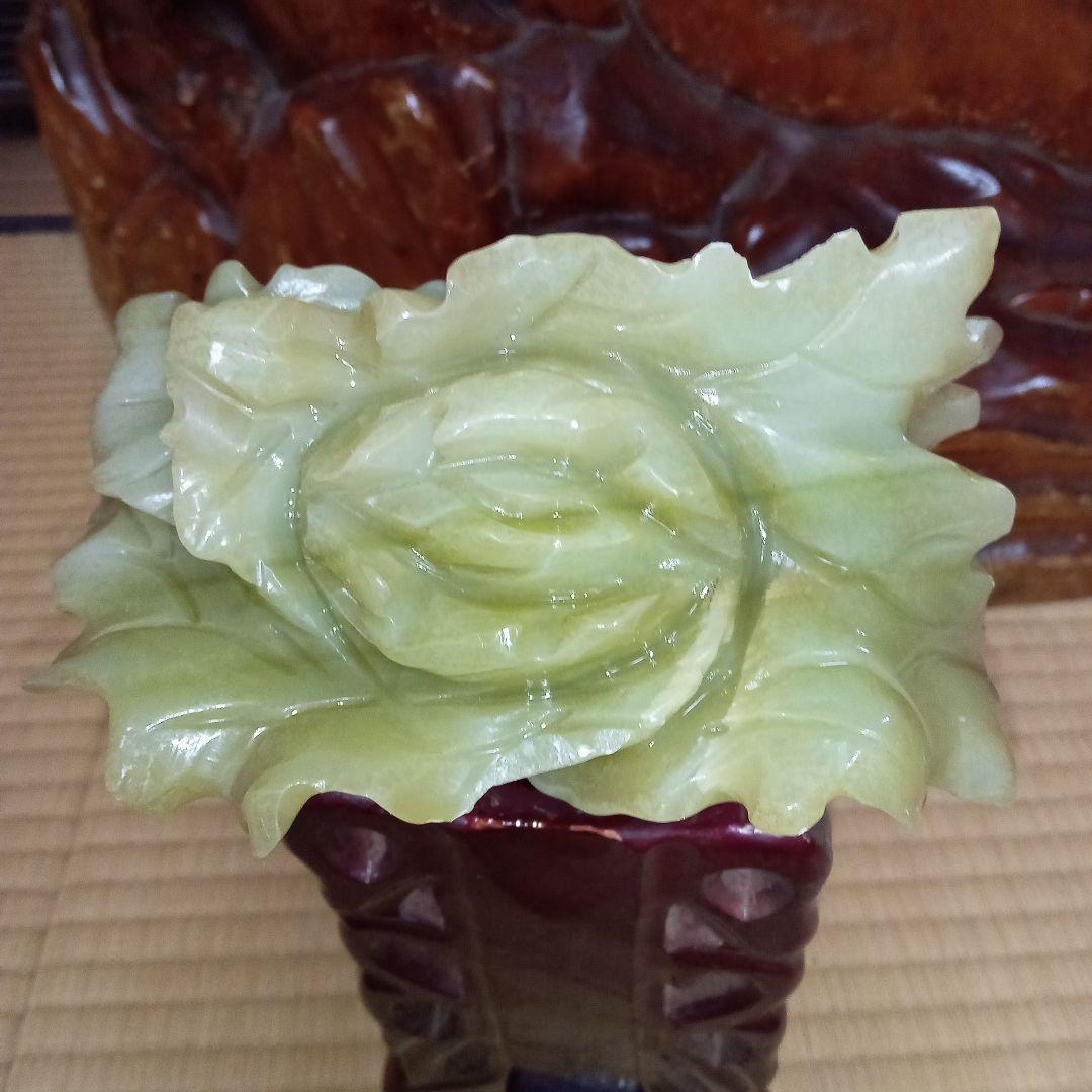 翡翠 白菜と昆虫の彫刻木製スタンド付き
