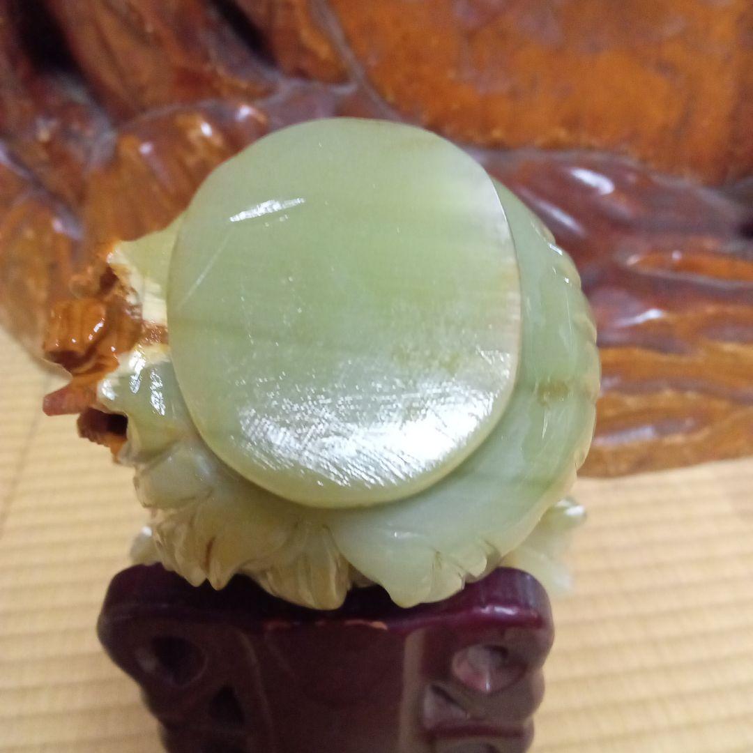 翡翠 白菜と昆虫の彫刻木製スタンド付き