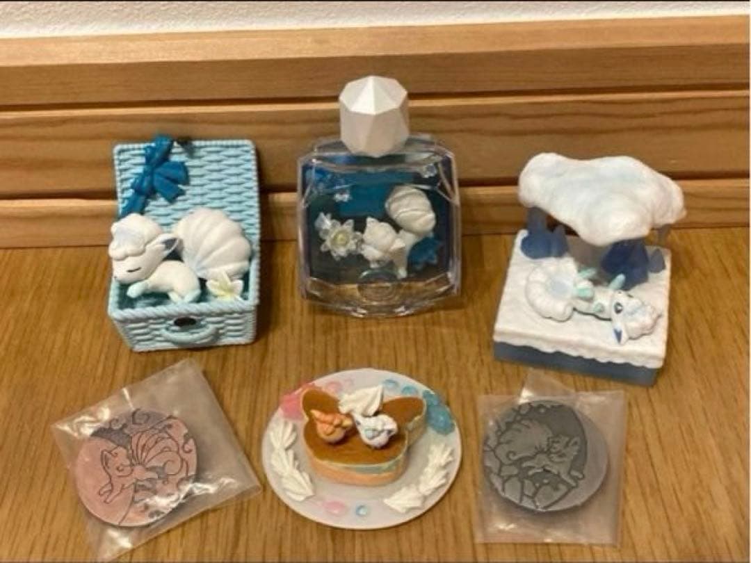 ポケモン　アローラロコン　アローラのすがた　ロコン　フィギュア　ピンズ
